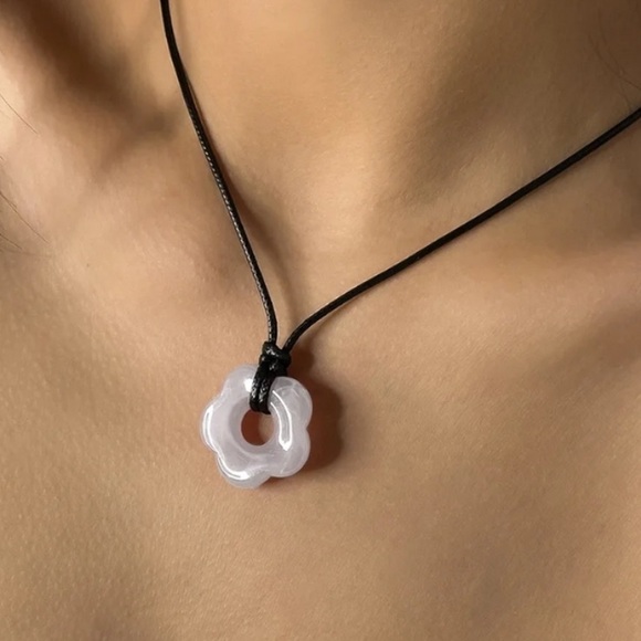 Boho Resin Flower & Leather Necklace - Picture 1 of 1